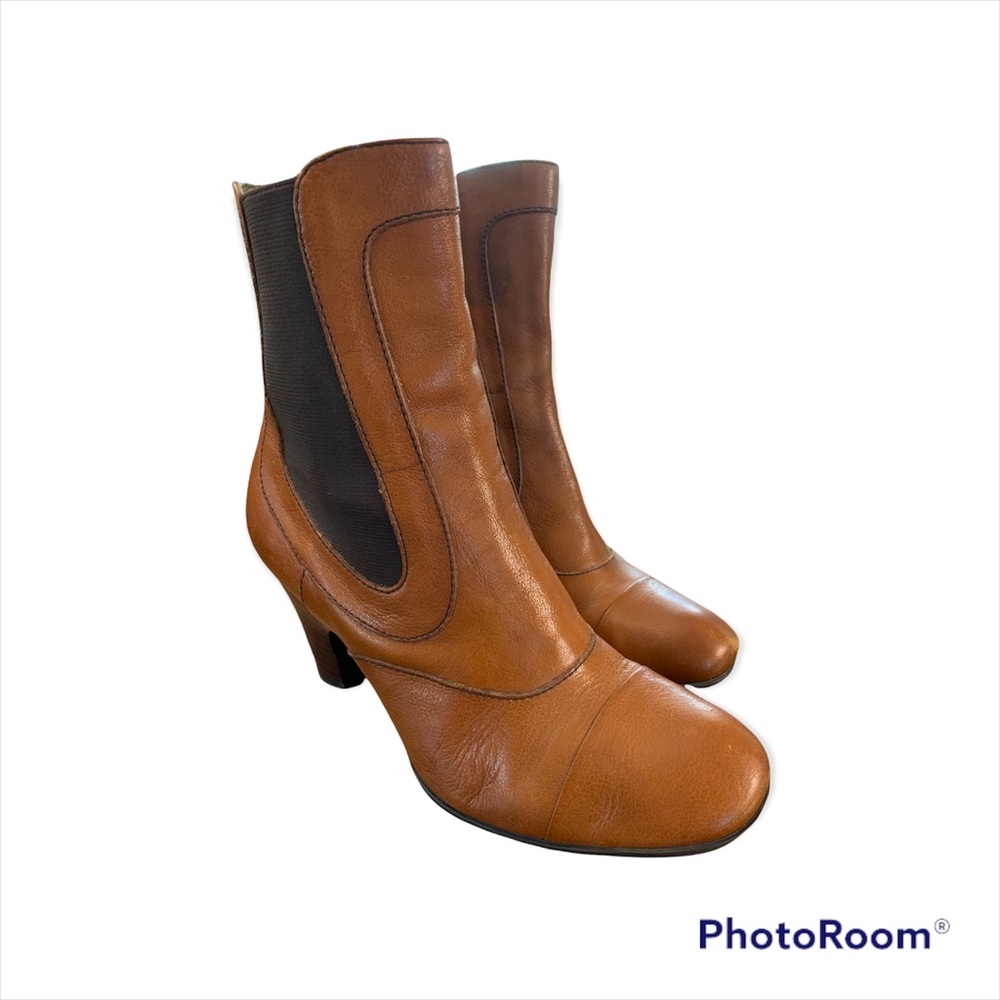 Tan leather Born booties.  Beautiful.  Size 6